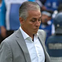 Fracasó como entrenador de Cruz Azul, invirtió dinero en un equipo y ahora vende casas para salvarlo
