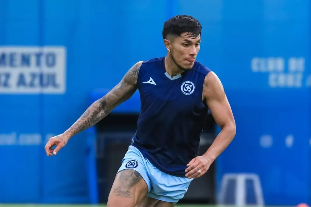 Carlos Salcedo realizó la pretemporada con Cruz Azul.