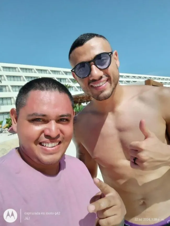 Giakoumakis, de vacaciones en la playa. (@carlos_cordova)
