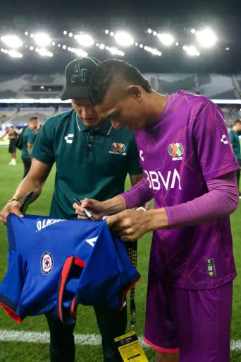 Nelson Deossa le pidió una firma a Kevin Mier (Oficial Liga MX)