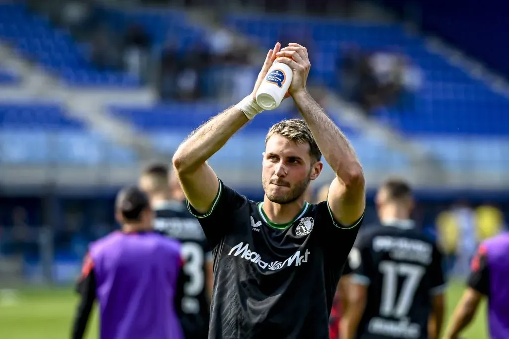 Con scouts del Liverpool siguiéndolo, Santi marcó un doblete para la goleada de su equipo (Imago)