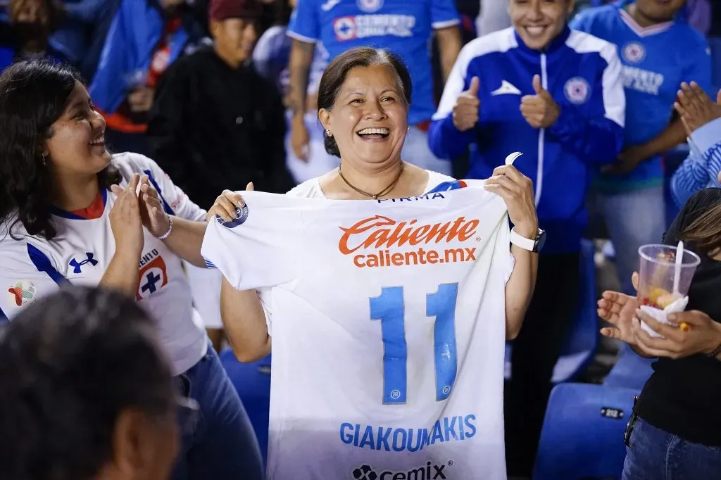Emocionó a todo Cruz Azul: el gesto de Giakoumakis con una aficionada (Imago)