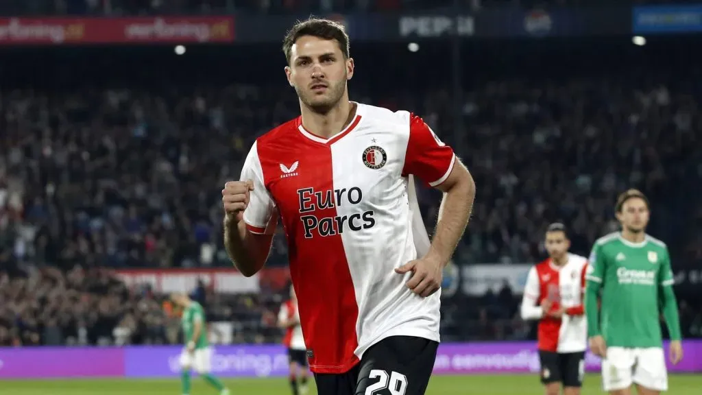 ¿Dónde y cómo ver el debut de Santi Giménez en la Champions League 2024/25?