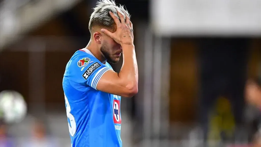 Piovi expulsado y es una incógnita la defensa ante Chivas. (IMAGO)