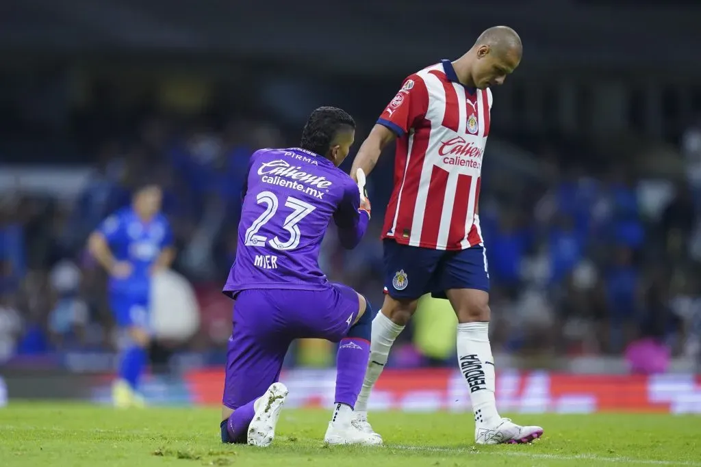 La reacción de Cruz Azul a la baja de Chicharito en Chivas (Imago 7)