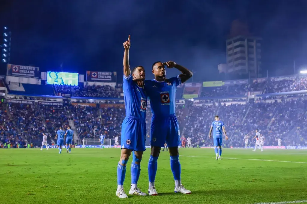 Nacho Rivero y Willer Ditta en la celebración del gol (Imago 7)