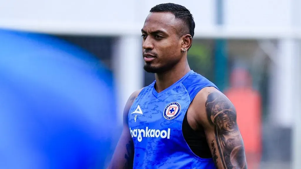 Ditta en el entrenamiento con el nuevo patrocinador en su indumentaria. (Cruz Azul oficial)