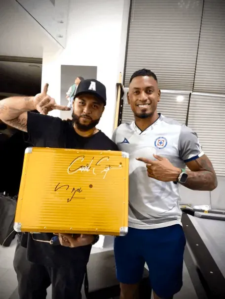 El Barbero Memo junto a Willer Ditta