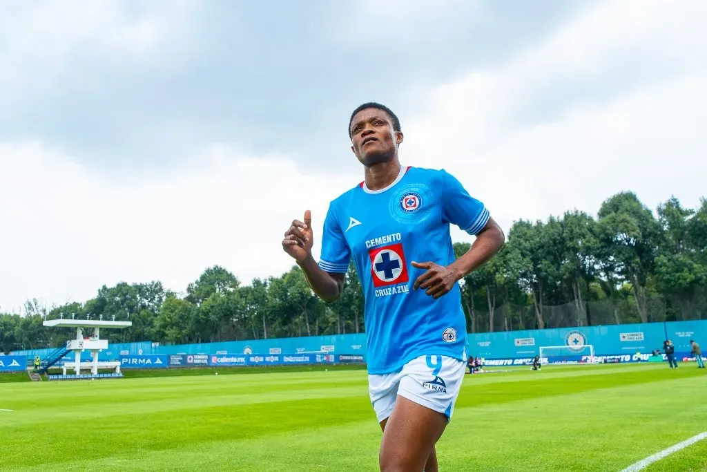 Vivian Ikechukwu en un partido con Cruz Azul (Imago 7)