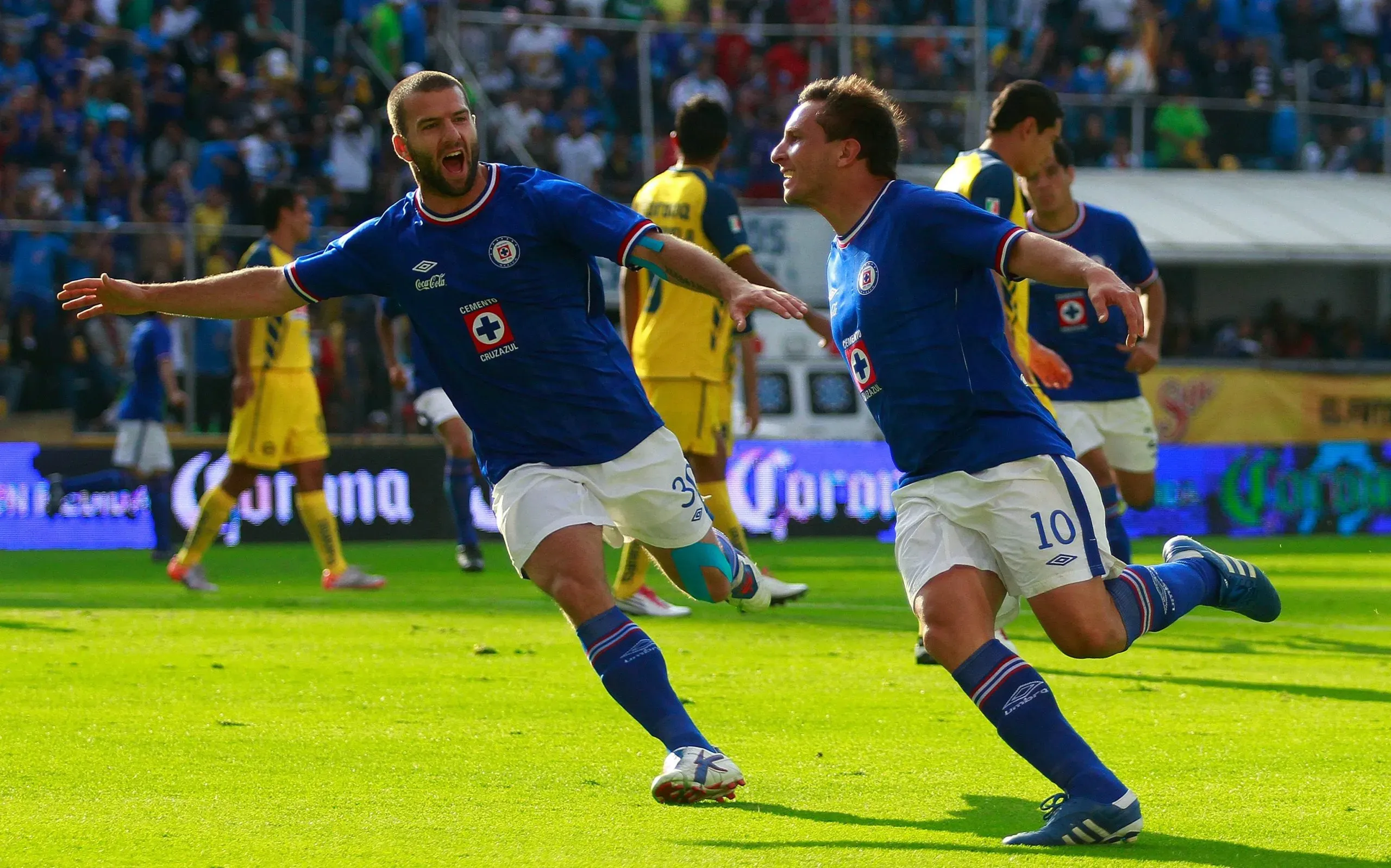 Tito Villa y Chaco Giménez, en festejo de gol con Cruz Azul en el Bicentenario 2010. (JAM Media)
