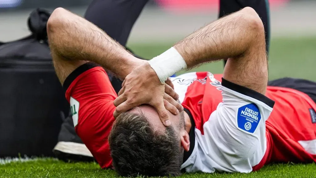 Santi Giménez se lesionó durante el duelo de Feyenoord contra NAC Breda. (IMAGO)