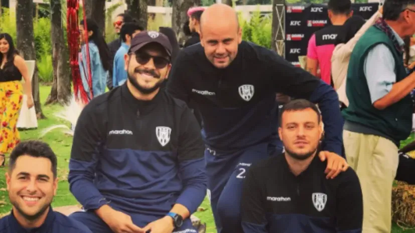 Ramírez abraza a Anselmi en su etapa con IDV (@martinanselmidt).