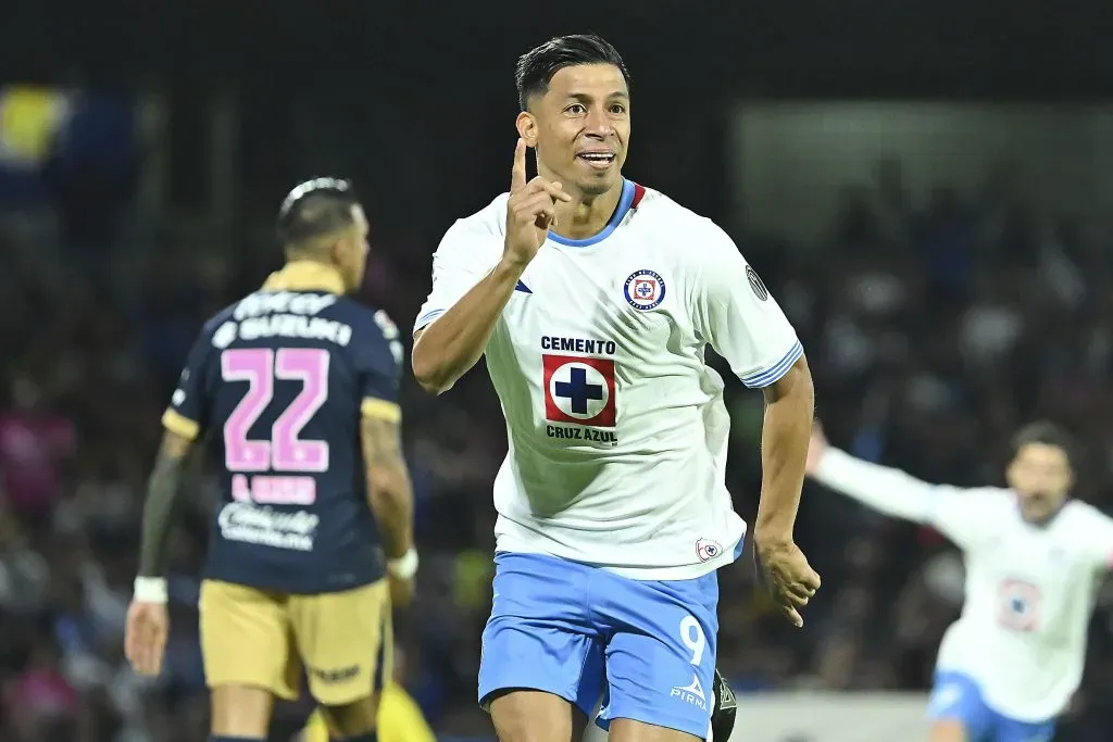 Cruz Azul no pudo jugar con su tercer uniforme por decisión de Pumas, pero le ganó con la blanca. (Imago 7)