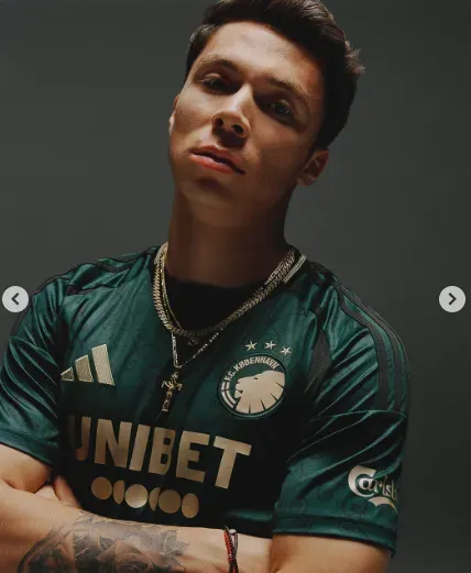 Rodrigo Huescas con la nueva playera del Copenhague (Copenhague)