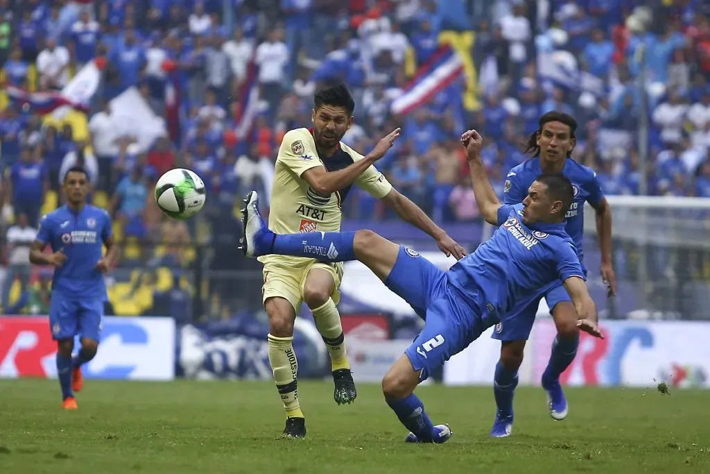 Oribe Peralta lucha con Pablo Aguilar en un América-Cruz Azul por el Clausura 2019. (Imago 7)