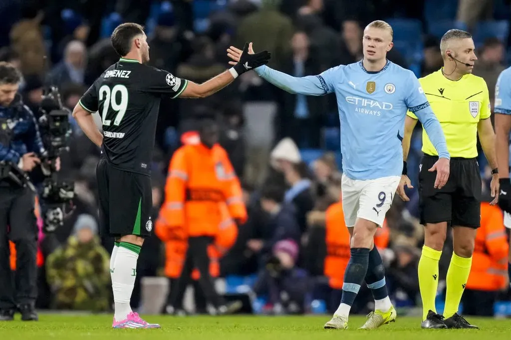 Santiago Giménez ninguneó al Manchester City tras su gol (Imago)