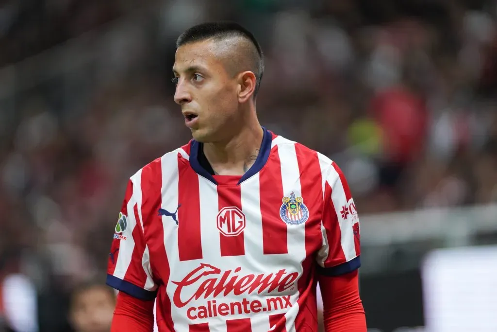 Lapidaria postura de Chivas con la salida del Piojo Alvarado (Imago 7)