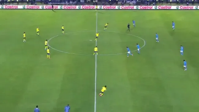 Dos jugadores de América fuera de su campo. (Captura TUDN)