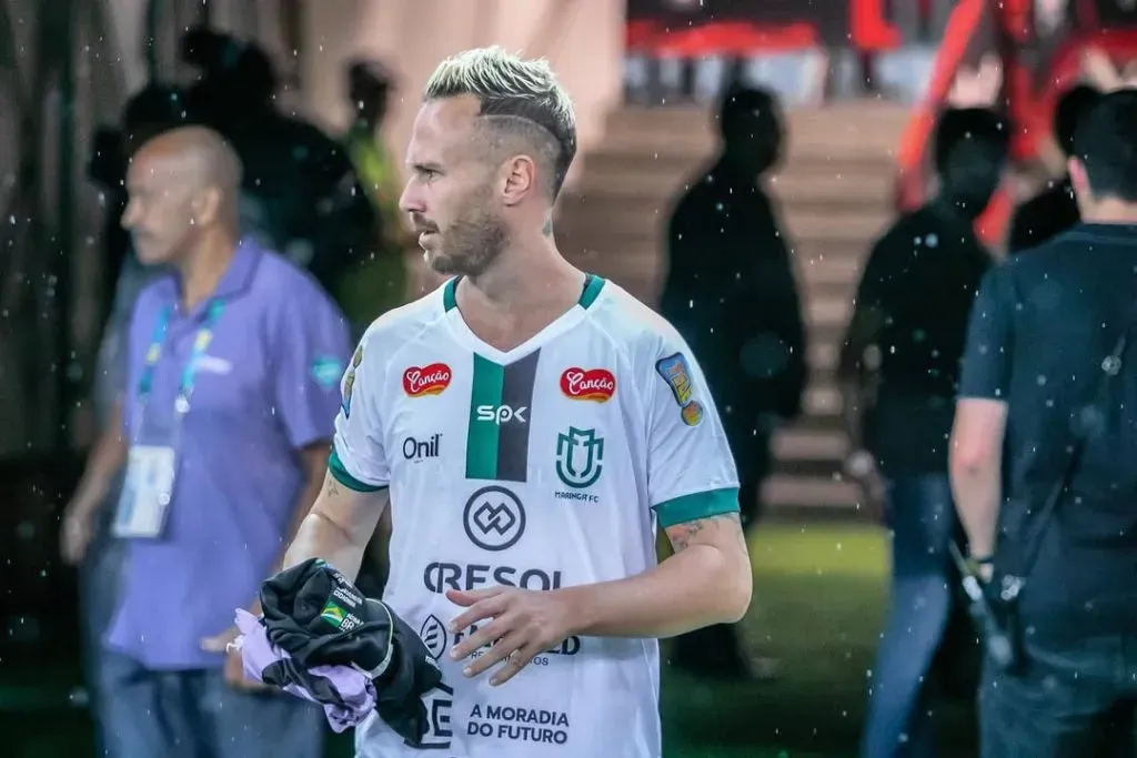 Alemao con la playera de Maringá FC, su último equipo. (@alemaojunior)