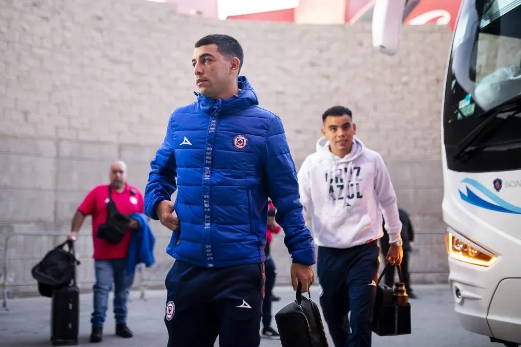 Se confirmó la molestia física que sufrió Erik Lira en Cruz Azul (Imago 7)