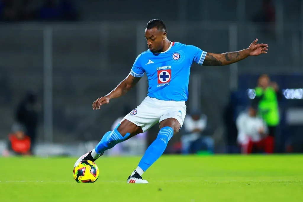 La decisión de Willer Ditta en Cruz Azul ante el interés de Gremio (Getty Images)