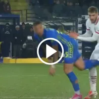 Santiago Giménez no olvidará su debut en Serie A: Así fue la patada en sus partes nobles