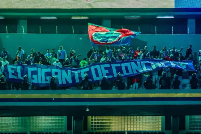 “El gigante de Concacaf”, la manta que presumió Cruz Azul. (Luis Garduno Jr / ESTO)