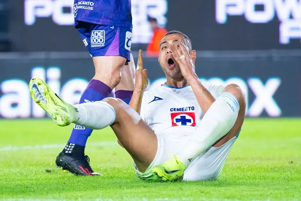 Giakoumakis se queja de una falta contra Mazatlán (IMAGO 7)