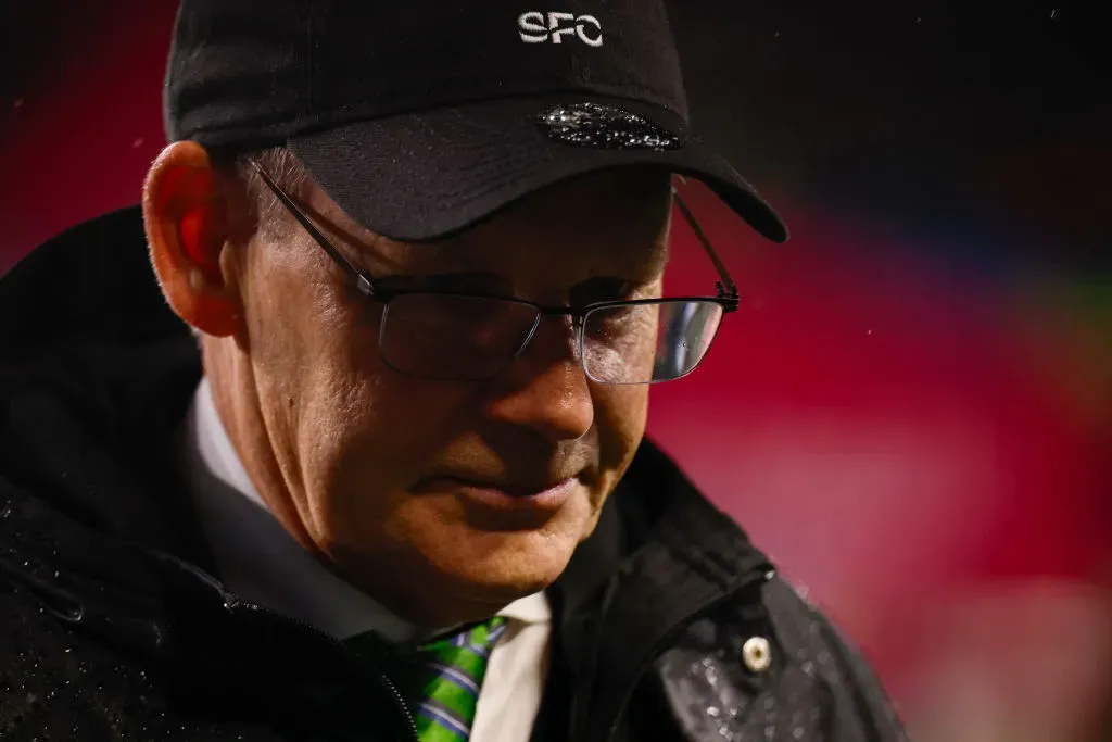 Brian Schmetzer, DT de Seattle, fue contundente sobre el arbitraje (Getty Images)