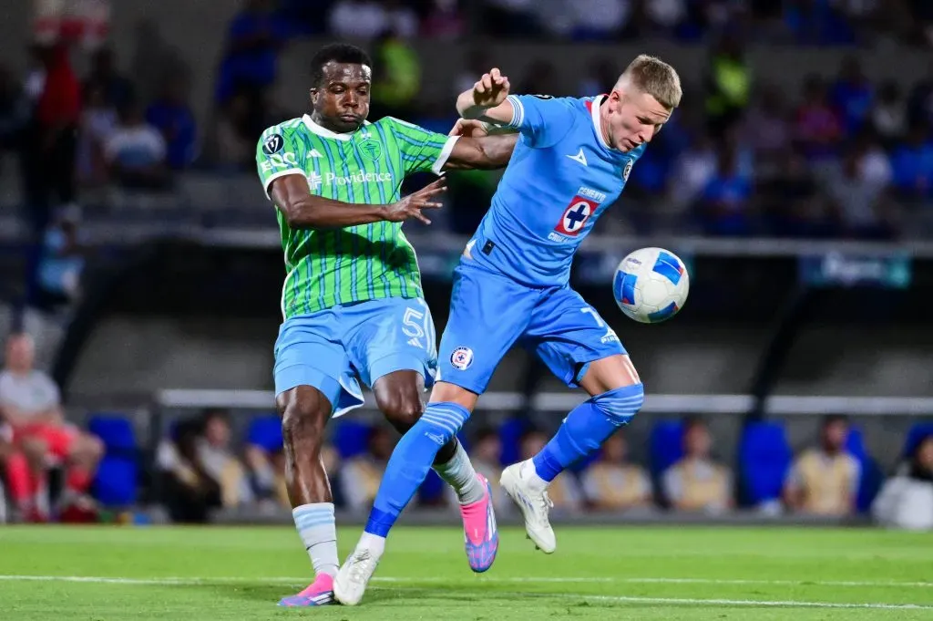 El gesto que Mateusz Bogusz tuvo con Vicente Sánchez en Cruz Azul (Getty Images)