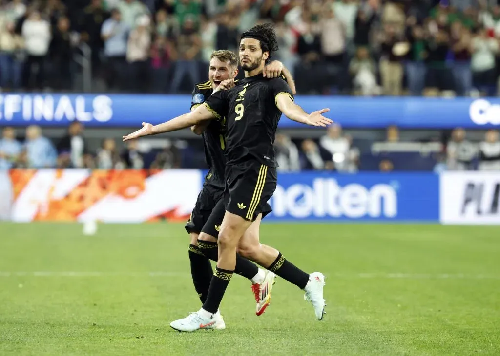 El Bebote fue titular junto a Raúl Jiménez en la delantera, que se llevó todos los flashes tras su doblete. (Getty Images)