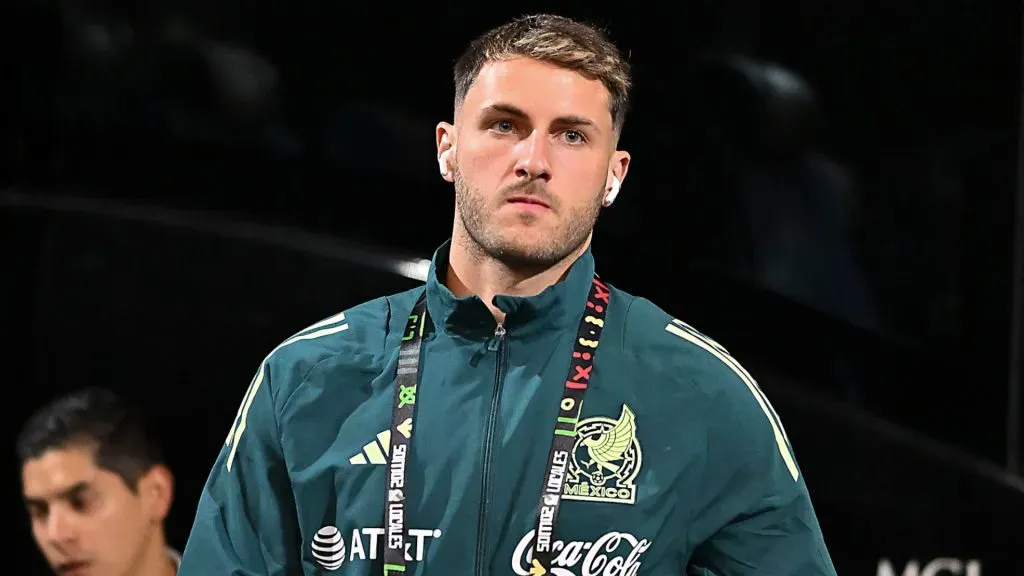 Santi Giménez ante un inusual reclamo para Cruz Azul.