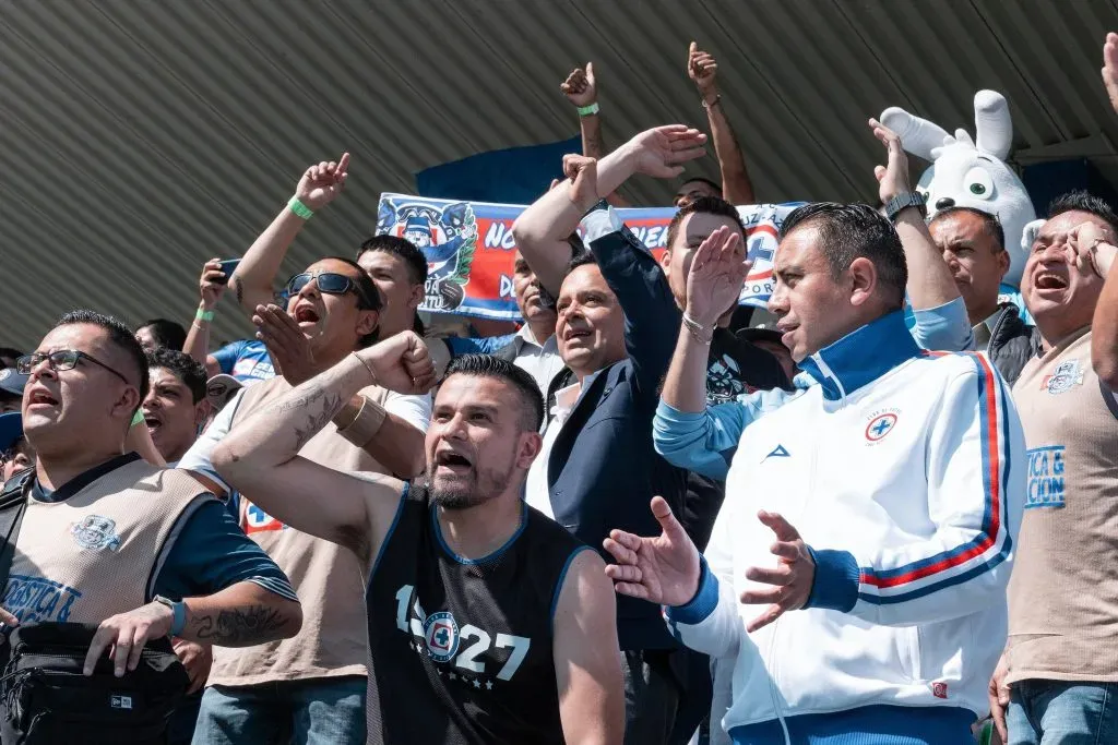 Víctor Velázquez con La Sangre Azul, la porra de La Máquina. (@A_EsparzaOteo)