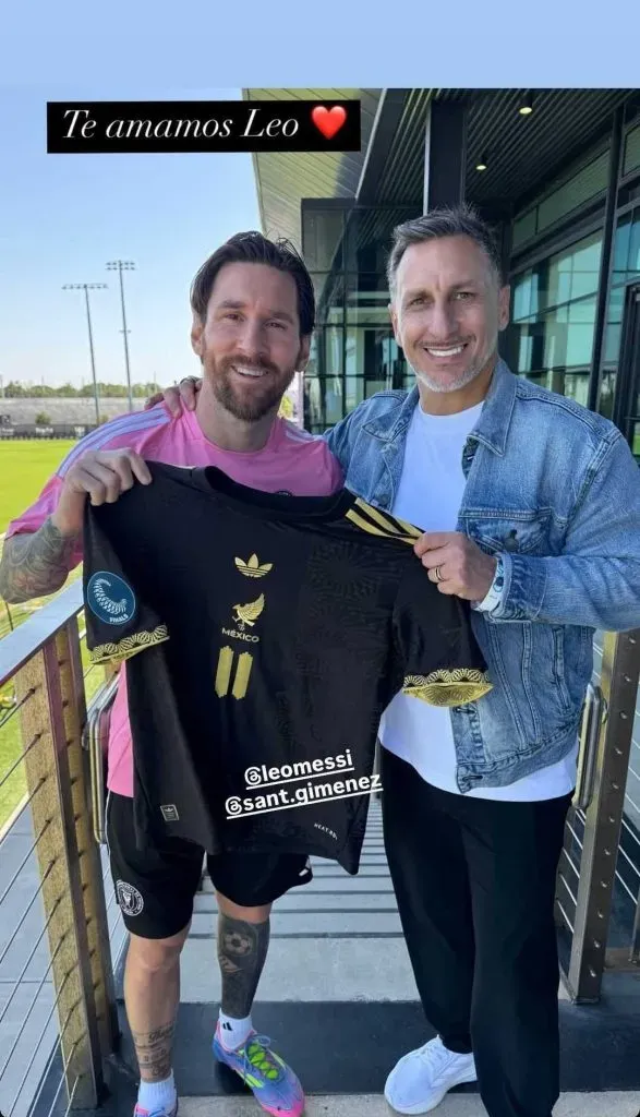 Lionel Messi posó con la playera de Santiago Giménez (Instagram)