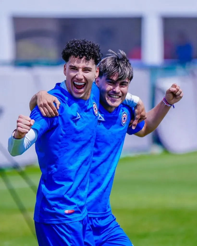Jorge Sánchez y Luka Romero, amistosos en las prácticas de Cruz Azul. (Prensa Cruz Azul)