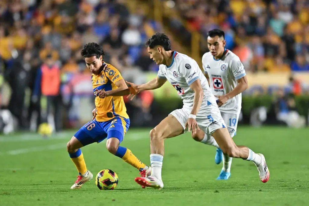 MONTERREY, MEXICO – FEBRUARY 15: Diego Lainez of Tigres fights for the ball with Jesús Orozco and Carlos Rodríguez of Cruz Azul during the 7th round match between Tigres UANL and Cruz Azul as part of the Torneo Clausura 2025 Liga MX at Universitario Stadium on February 15, 2025 in Monterrey, Mexico. (Photo by Azael Rodriguez/Getty Images)