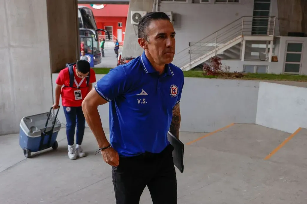 Carlos Hermosillo se opuso a la renovación inmediata de Vicente Sánchez (Imago 7)