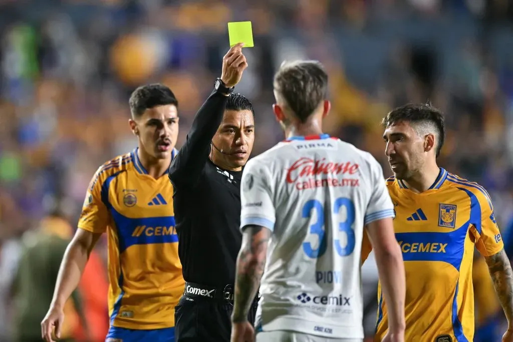 Víctor Cáceres impartió justicia en el único partido que Cruz Azul perdió con Vicente Sánchez. (Getty Images)