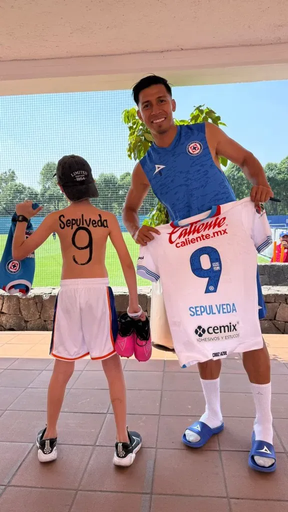Ángel Sepúlveda le cumplió el sueño a un pequeño aficionado (Oficial Cruz Azul)