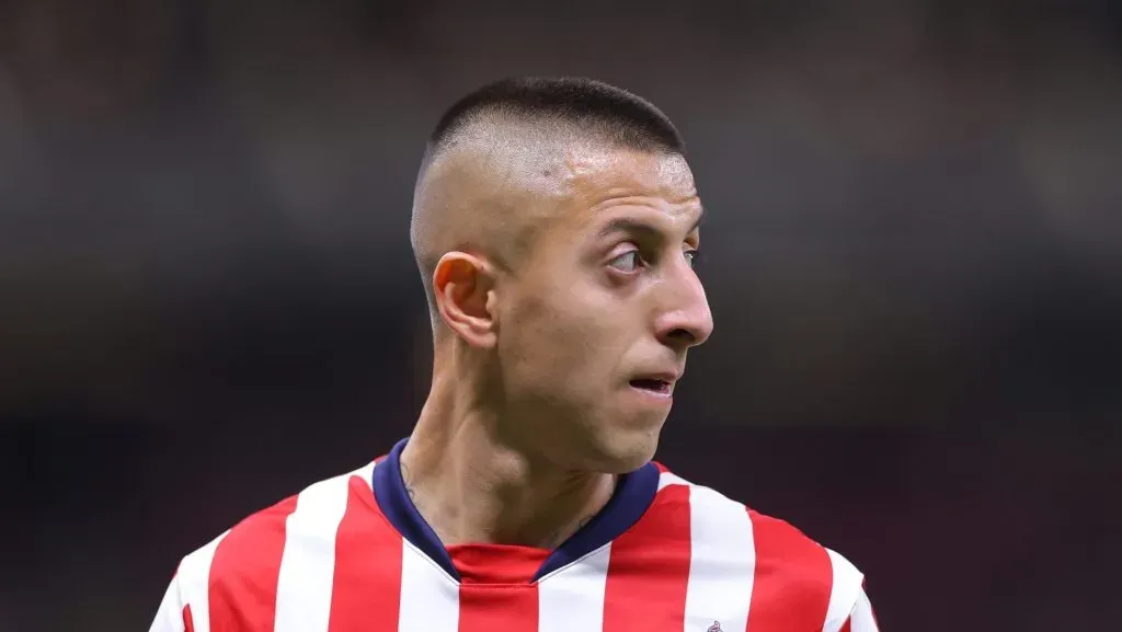 El mediocampista mexicano permanecería en las Chivas de Guadalajara.