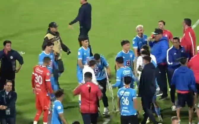 Andrés Montaño festejando con sus muletas “al viento”. (@EnkiRenacido)