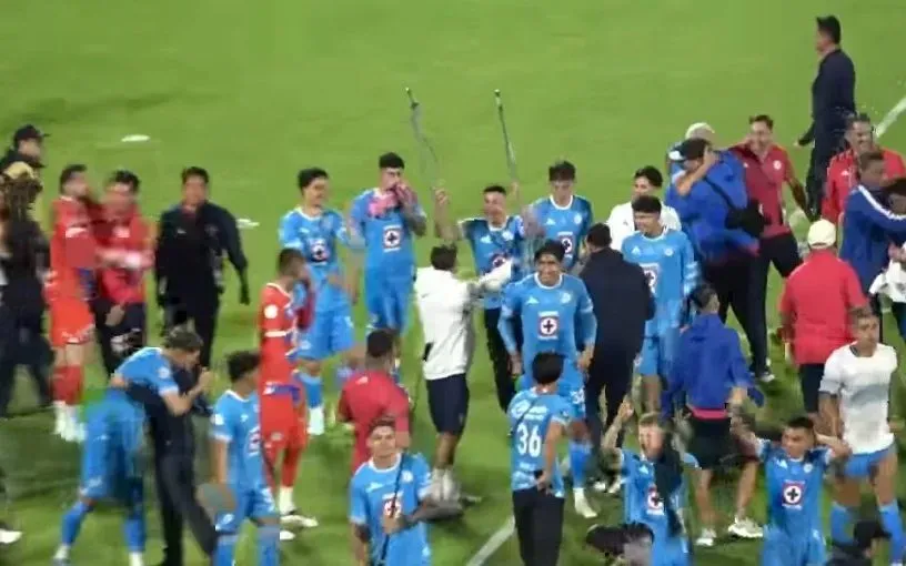 Andrés Montaño festejando con sus muletas “al viento”. (@EnkiRenacido)