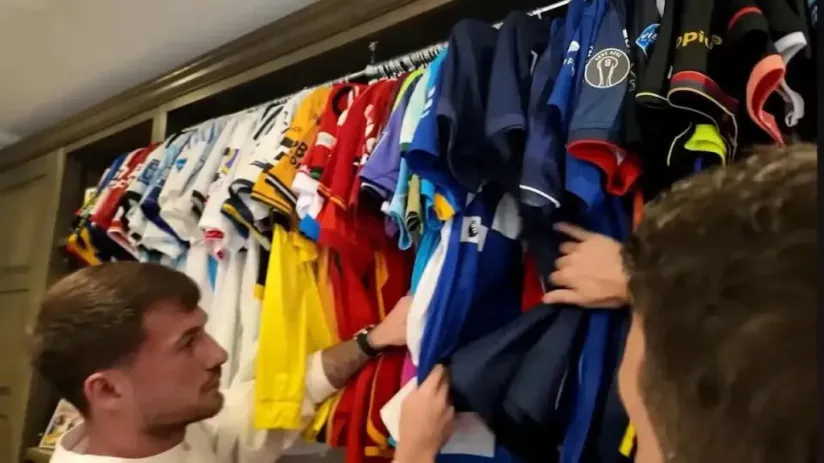 Alexis muestra las playeras de su colección (Captura pantalla ‘Los Edul’).