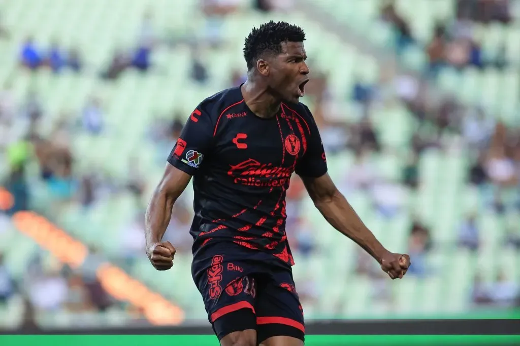 José Zuñiga con la playera de Xolos (Imago 7)