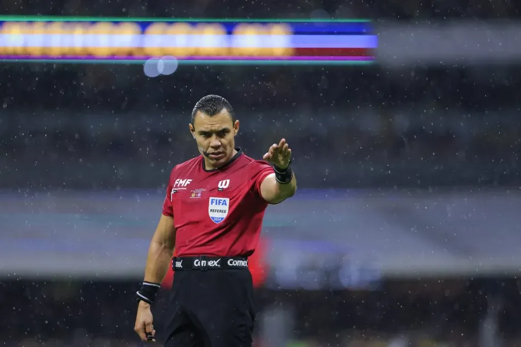 Cruz Azul arde: el Gato Ortíz volverá a pitarle al América (Getty Images)