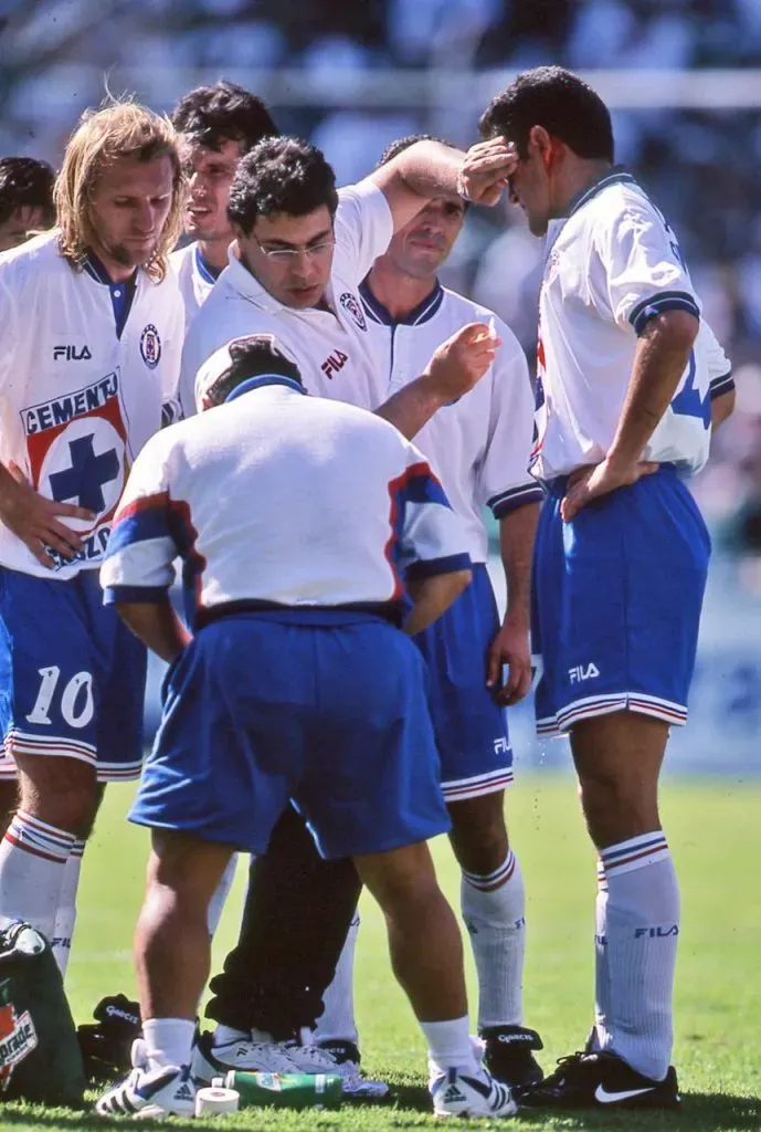 Carlos Hermosillo recibió una falta de Ángel Comizzo que le permitió marcar ese importante penal (X, ex Twitter)