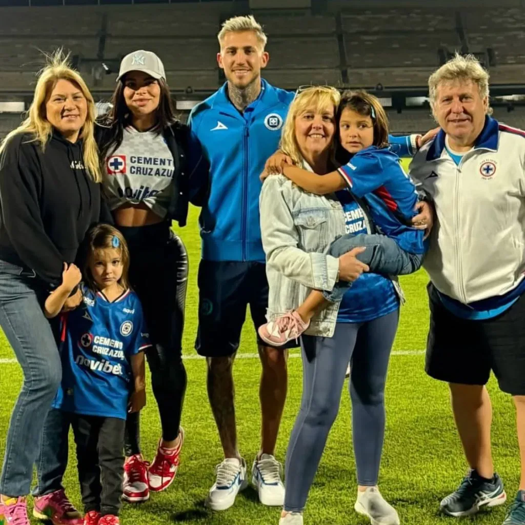 La familia de Piovi estuvo en el Cruz Azul – Santos, exhibiendo su despedida. (@carulinnna)