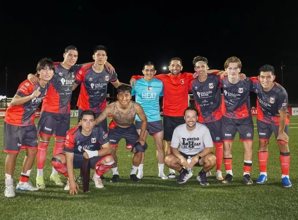 Kevyn Montaño, ex Cruz Azul, posando con Laredo Heat SC. (@kevynmon23)