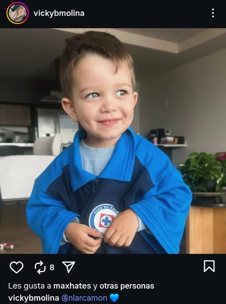 La primera imagen del hijo de Larcamón vestido de Cruz Azul. (@vickybmolina)