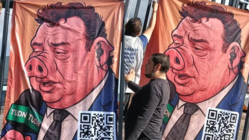 La bandera que un sector de la afición azul dedicó a David Faitelson. (X)
